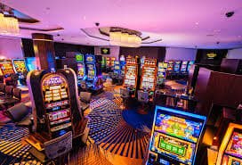 Dealer profesional di meja Blackjack topdewa dengan kartu dan chip